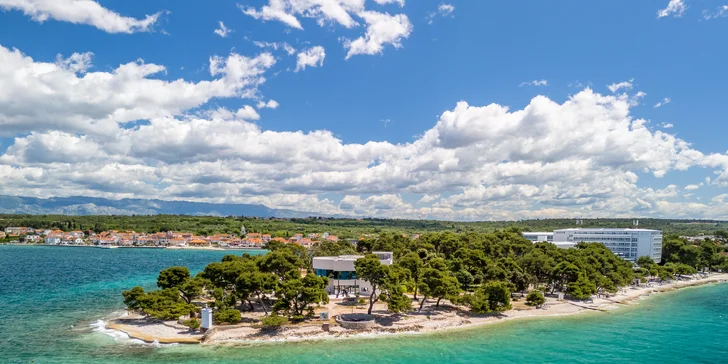 4* hotel v Petrčane u Zadaru: hned u pláže, se snídaní či polopenzí a neomezeným wellness