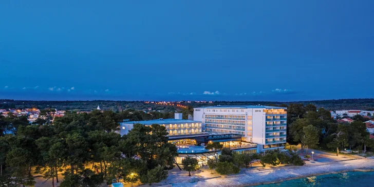 4* hotel v Petrčane u Zadaru: hned u pláže, se snídaní či polopenzí a neomezeným wellness