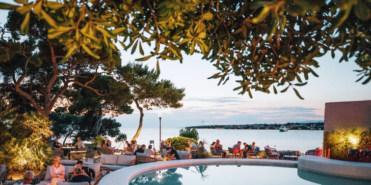 4* hotel v Petrčane u Zadaru: hned u pláže, se snídaní či polopenzí a neomezeným wellness