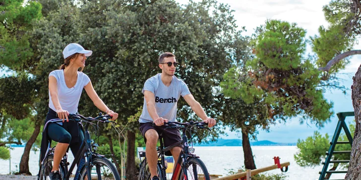 4* hotel v Petrčane u Zadaru: hned u pláže, se snídaní či polopenzí a neomezeným wellness