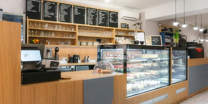 Káva a zákusek podle výběru v kavárně v centru Loun pro 1 či 2 osoby
