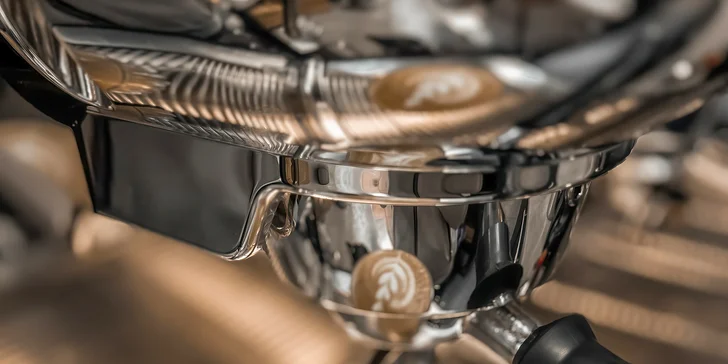 Káva a zákusek podle výběru v kavárně v centru Loun pro 1 či 2 osoby