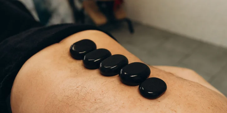 75 min. relaxu: masáž lávovými kameny a vonná olejová masáž zad, šíje a rukou