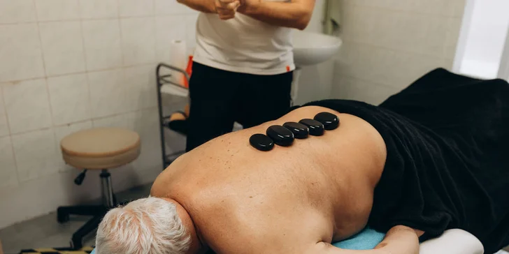 75 min. relaxu: masáž lávovými kameny a vonná olejová masáž zad, šíje a rukou