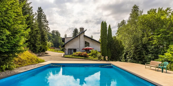 Ráj všech výletníků: penzion u Náchoda s polopenzí a venkovním bazénem