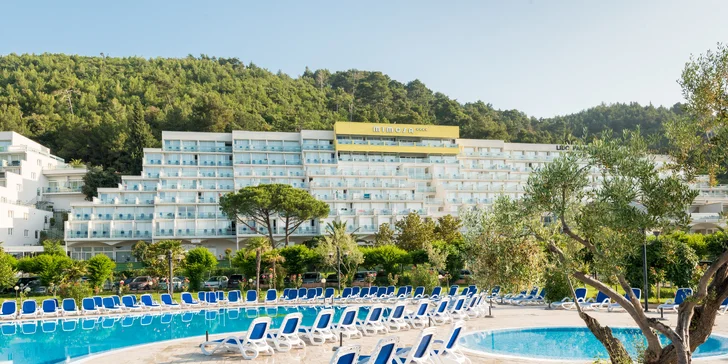 Dovolená v chorvatském zálivu Rabac: 4* hotel 150 m od pláže, strava i bazény