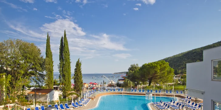 Dovolená v chorvatském zálivu Rabac: 4* hotel 150 m od pláže, strava i bazény