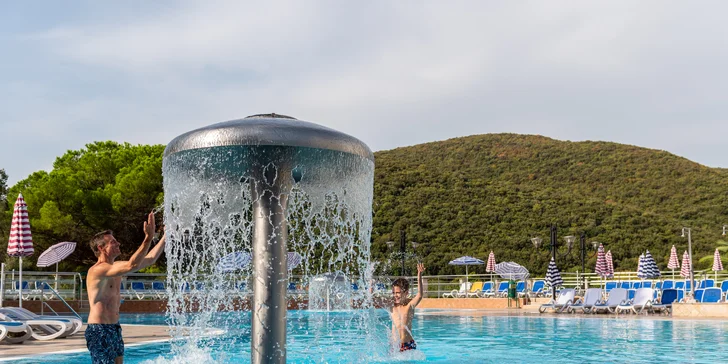 Dovolená v chorvatském zálivu Rabac: 4* hotel 150 m od pláže, strava i bazény