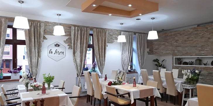 Degustační valentýnské menu: předkrmový a dezertní raut, humří polévka i steak