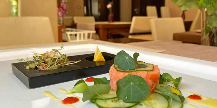 Degustační valentýnské menu: předkrmový a dezertní raut, humří polévka i steak