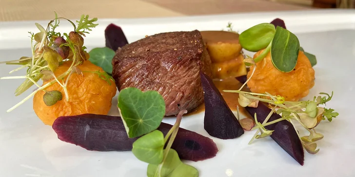 Degustační valentýnské menu: předkrmový a dezertní raut, humří polévka i steak