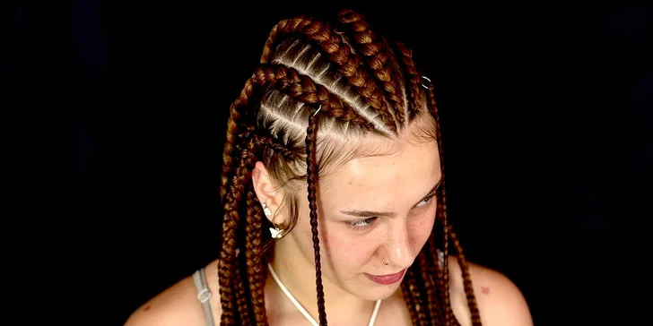 Boxerské copy i s kanekalonem, účes Rumi nebo prodloužení vlasů