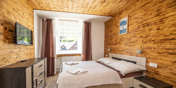 Zima v Krkonoších: hotel v Rokytnici se snídaní i saunou, kousek od skibusu