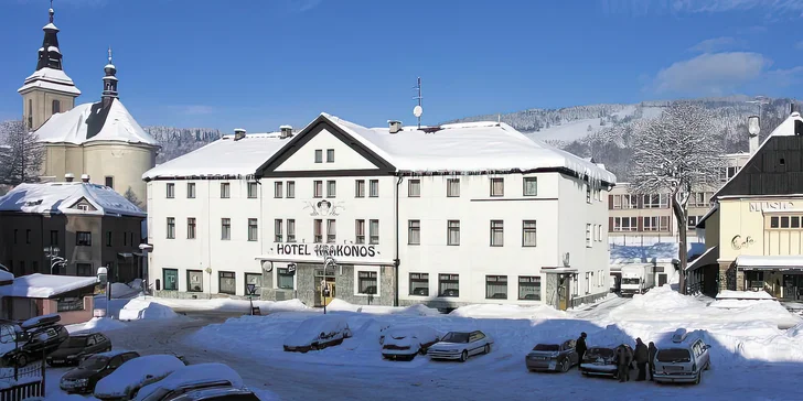 Zima v Krkonoších: hotel v Rokytnici se snídaní i saunou, kousek od skibusu