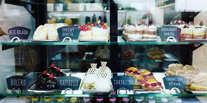 Káva a zákusek v sympatické kavárně na náplavce pro 1 nebo 2 osoby