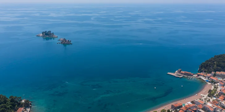 Přímořská pohoda v Černé Hoře: apartmány kousek od pláže i venkovní bazén