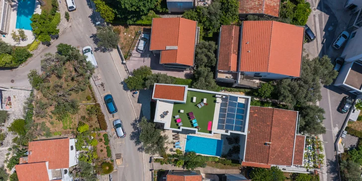 Přímořská pohoda v Černé Hoře: apartmány kousek od pláže i venkovní bazén