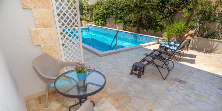 Přímořská pohoda v Černé Hoře: apartmány kousek od pláže i venkovní bazén