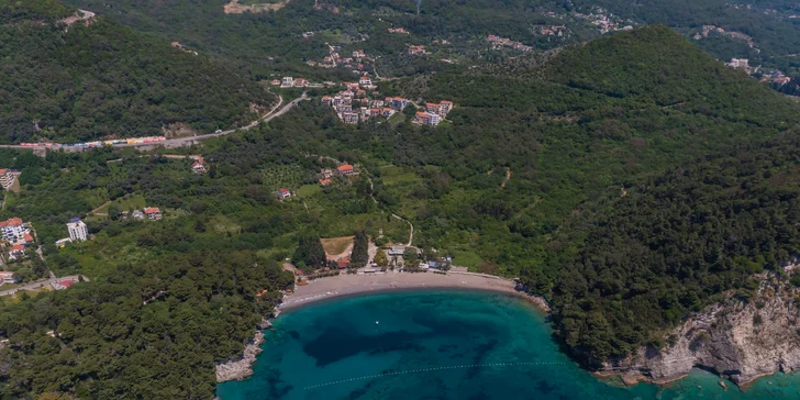 Přímořská pohoda v Černé Hoře: apartmány kousek od pláže i venkovní bazén