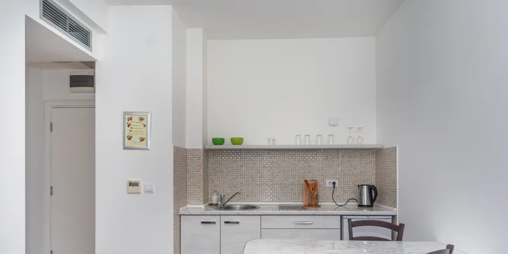 Přímořská pohoda v Černé Hoře: apartmány kousek od pláže i venkovní bazén