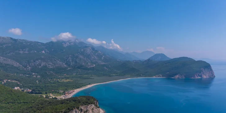 Přímořská pohoda v Černé Hoře: apartmány kousek od pláže i venkovní bazén