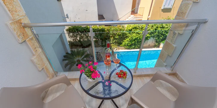 Přímořská pohoda v Černé Hoře: apartmány kousek od pláže i venkovní bazén