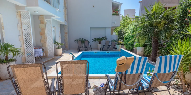 Přímořská pohoda v Černé Hoře: apartmány kousek od pláže i venkovní bazén