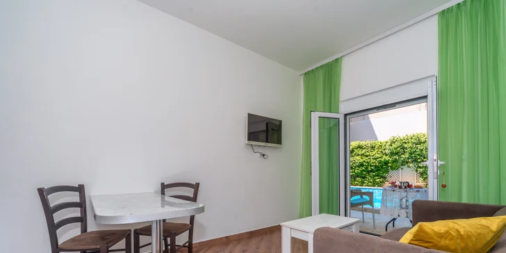 Přímořská pohoda v Černé Hoře: apartmány kousek od pláže i venkovní bazén