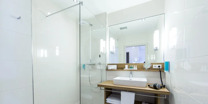 Moderní apartmány na břehu Wörthersee: soukromá pláž a karta výhod