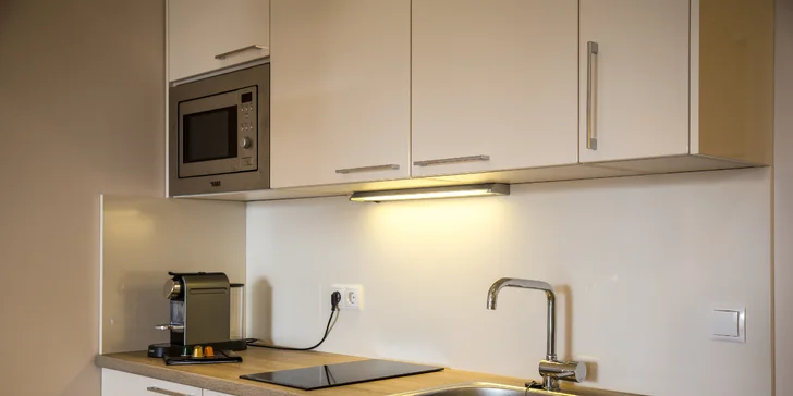 Moderní apartmány na břehu Wörthersee: soukromá pláž a karta výhod