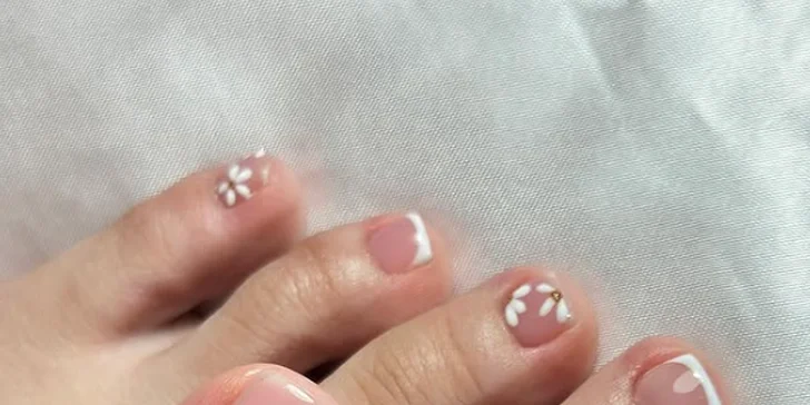 Hýčkání pro ruce i nohy: Manikúra, pedikúra či modeláž nehtů