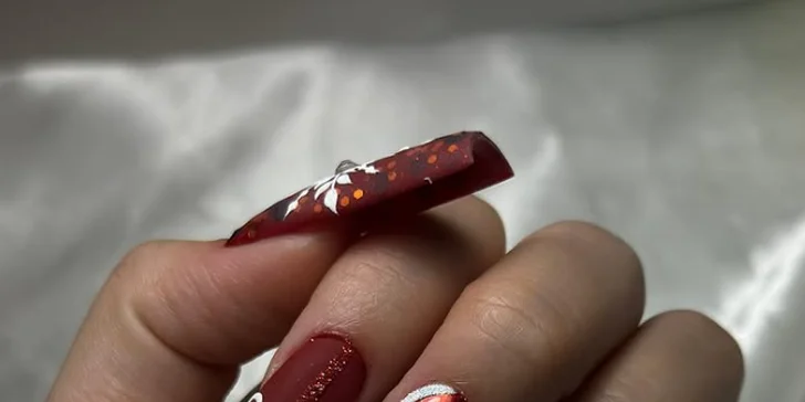 Hýčkání pro ruce i nohy: Manikúra, pedikúra či modeláž nehtů