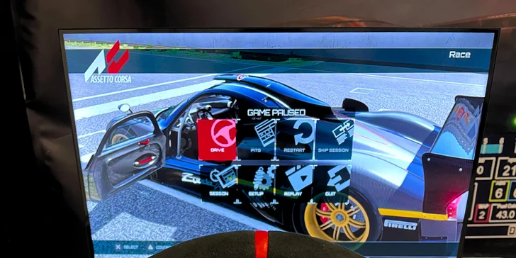 Šlápněte na to: závodní simulátor na 30 či 60 min. pro 2 osoby