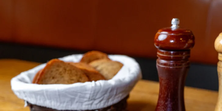 Masu zdar: 150 nebo 300 g tataráku s topinkami