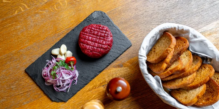 Masu zdar: 150 nebo 300 g tataráku s topinkami