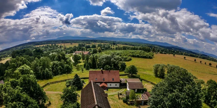 Romantika v Jizerkách: krásné ubytování ve stodole s možností snídaní, výhledy do krajiny