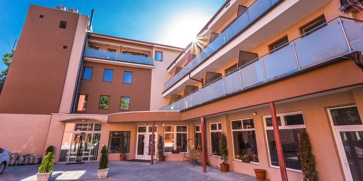 Romantický pobyt v Piešťanech s privátním wellness, snídaní a lahví vína