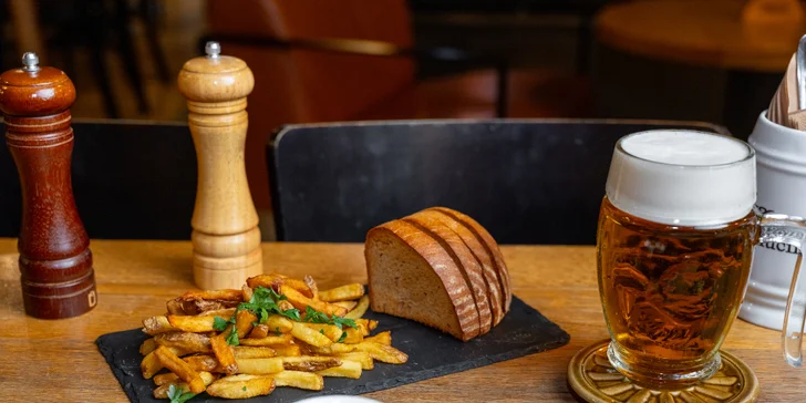 Naložené masové prkno i s pivy pro 2–8 osob: křídla, žebra, koleno i řízky