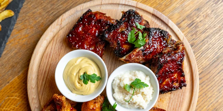 Naložené masové prkno i s pivy pro 2–8 osob: křídla, žebra, koleno i řízky