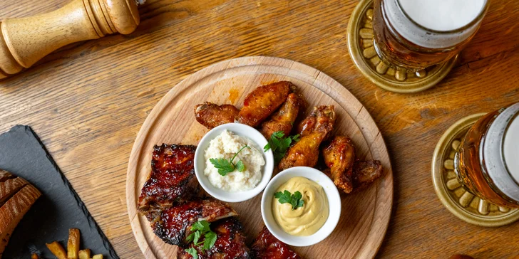 Naložené masové prkno i s pivy pro 2–8 osob: křídla, žebra, koleno i řízky