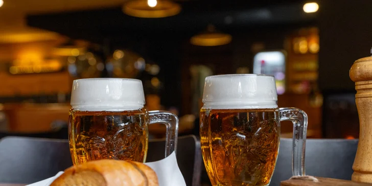 Naložené masové prkno i s pivy pro 2–8 osob: křídla, žebra, koleno i řízky