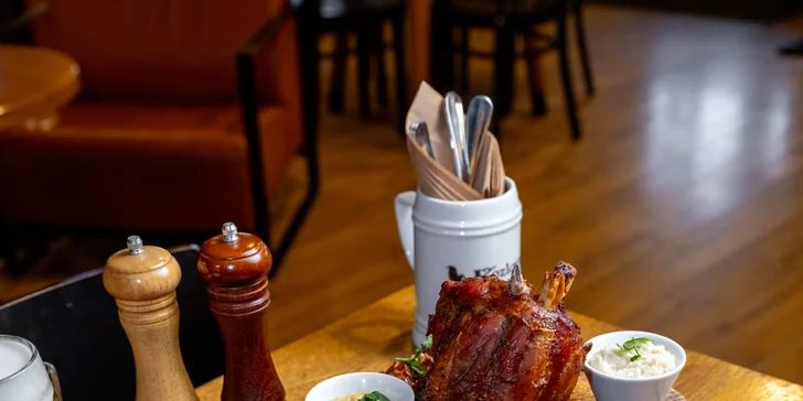 Naložené masové prkno i s pivy pro 2–8 osob: křídla, žebra, koleno i řízky