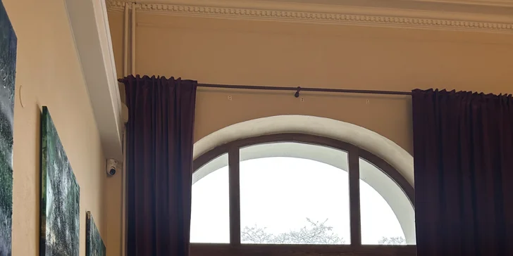 Bílá či tmavá horká čokoláda se šlehačkou a marshmallows pro 1 či 2 osoby