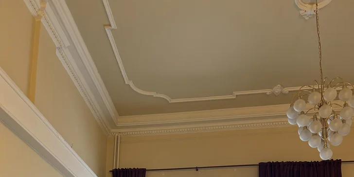 Bílá či tmavá horká čokoláda se šlehačkou a marshmallows pro 1 či 2 osoby