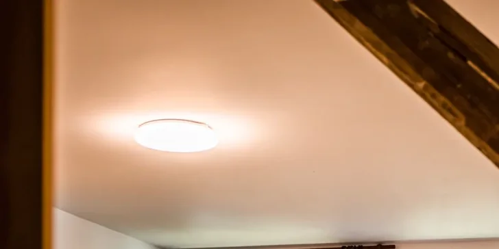 Romantika v Jizerkách: krásné ubytování ve stodole s možností snídaní, výhledy do krajiny