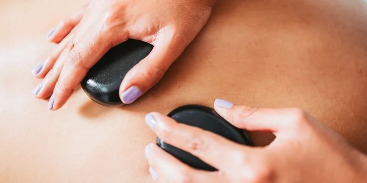 75 min. relaxu: masáž lávovými kameny a vonná olejová masáž zad, šíje a rukou