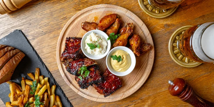 Naložené masové prkno i s pivy pro 2–8 osob: křídla, žebra, koleno i řízky