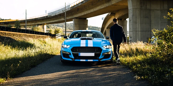 Jízdy v supersportech na závodním okruhu: 1 až 4 kola a na výběr 4 auta