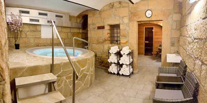 Privátní wellness až pro 4 osoby: vířivka, sauna, relax zóna i láhev prosecca
