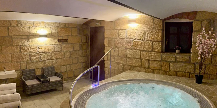 Privátní wellness až pro 4 osoby: vířivka, sauna, relax zóna i láhev prosecca